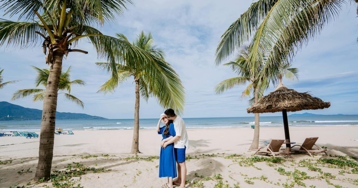whitehilladventures-couple-enjoying-beaches