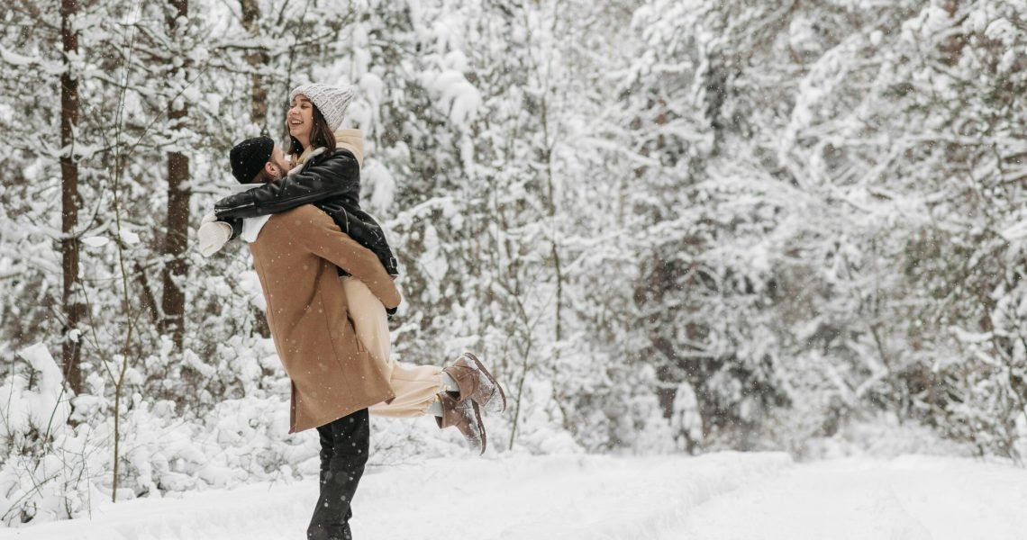 whitehilladventures-couple-enjoying-snow